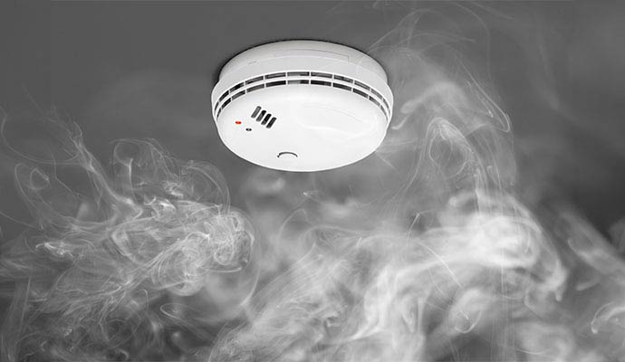 Ceiling smoke detector sensing smoke particles