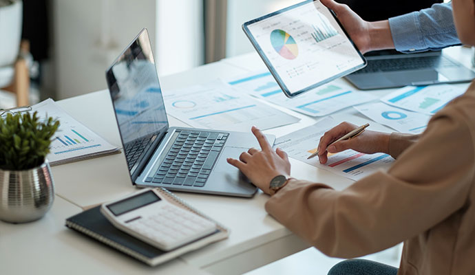 Analyzing financial reports and performance using smart business reporting system