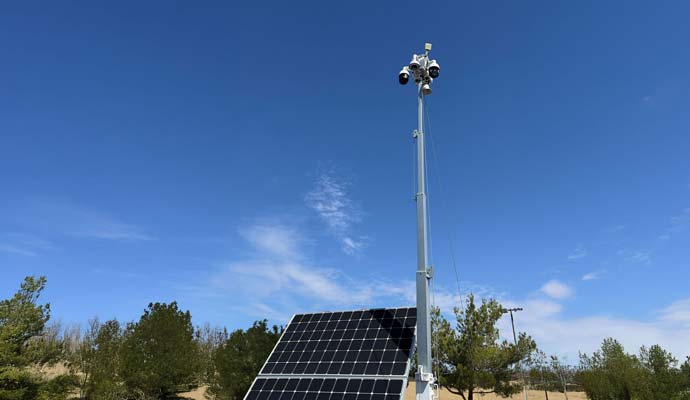 Trailer-mounted mobile surveillance unit with solar panels